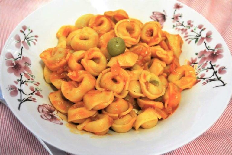 como hacer tortellinos de queso con salsa de aceitunas y anchoas