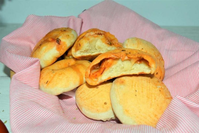 como hacer pan de patata rellenos de pizza