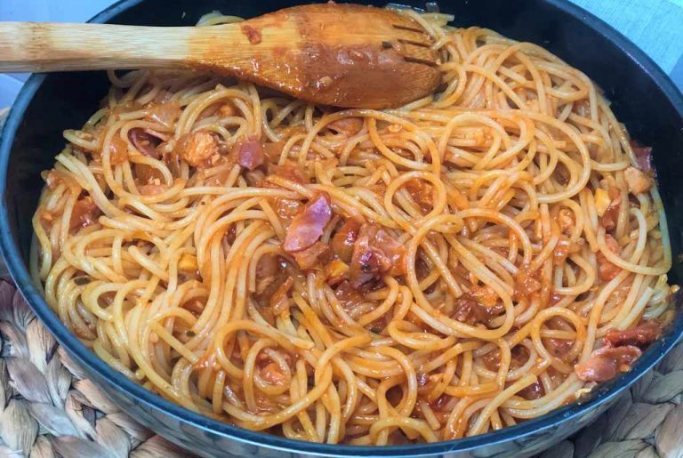 como cocinar espaguetis con atún y beicon
