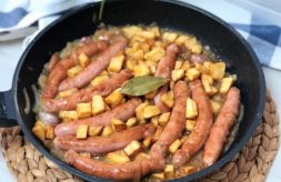 como hacer salchichas al vino con patatas