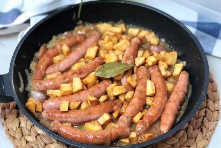 como hacer salchichas al vino con patatas
