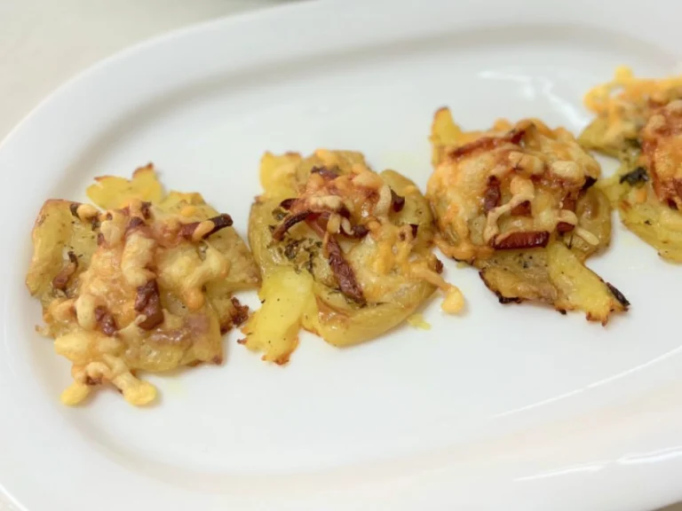 como hacer patatas chafadas o al puñetazo con beicon y queso