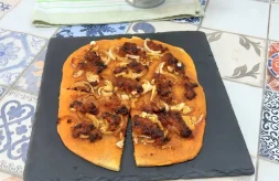 como hacer coca de sobrasada con cebolla y miel