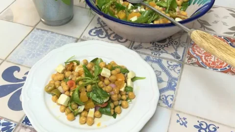 como hacer ensalada de garbanzos y melocotón en almíbar