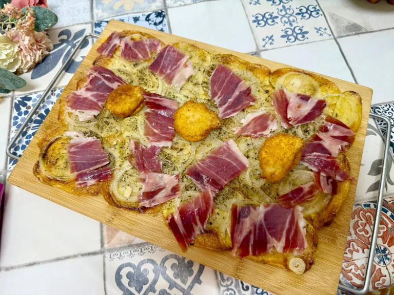 como hacer coca de patatas con yemas de huevo rebozadas
