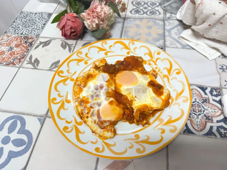 como hacer pollo con pisto y huevo