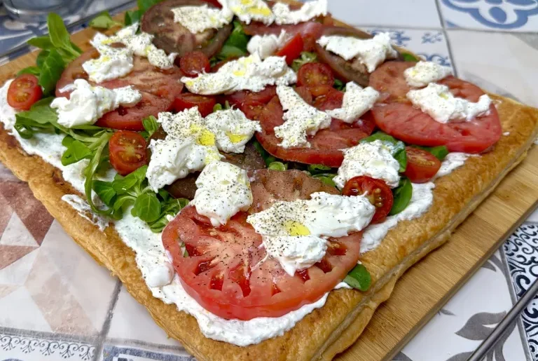 como hacer coca de tomates y burrata
