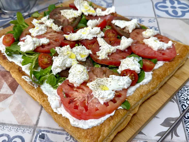 como hacer coca de tomates y burrata