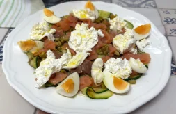 como hacer ensalada de calabacín con salmón