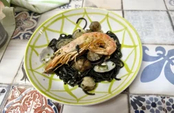 como hacer pasta negra de almejas y gambas