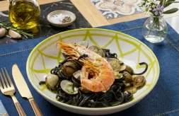 como hacer spaguetis negros con gambas y almejas