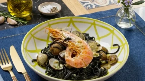 como hacer spaguetis negros con gambas y almejas